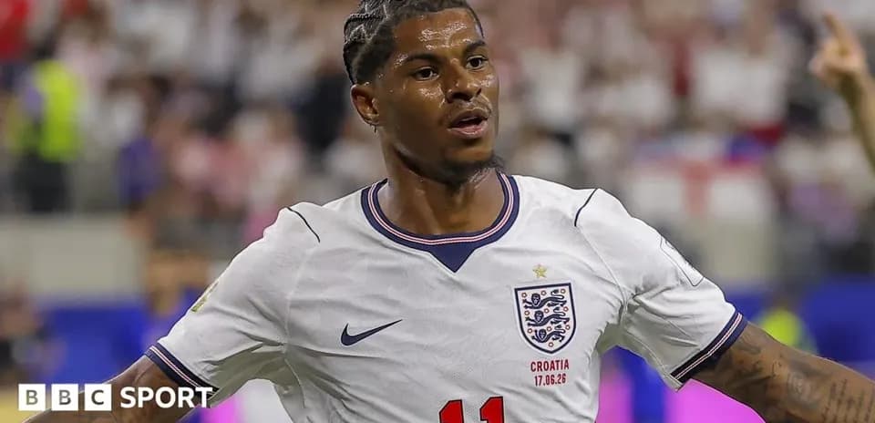 Joueur anglais célébrant un but lors d'un match