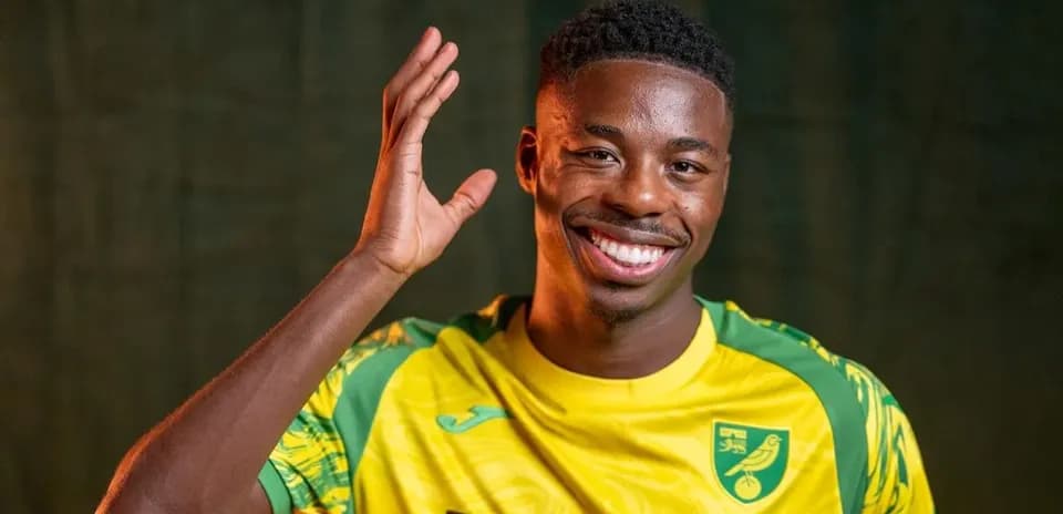Joueur saluant en maillot de Norwich City