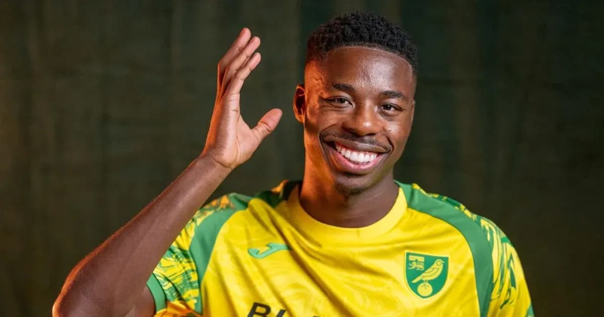 Joueur saluant en maillot de Norwich City