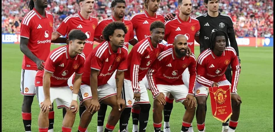 Équipe de Manchester United posant sur le terrain