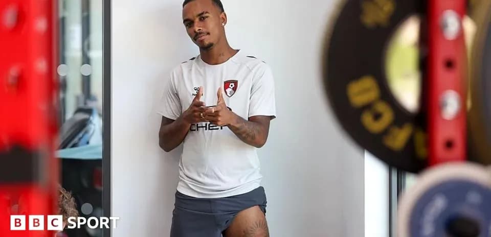 Joueur de Bournemouth posant dans une salle de sport