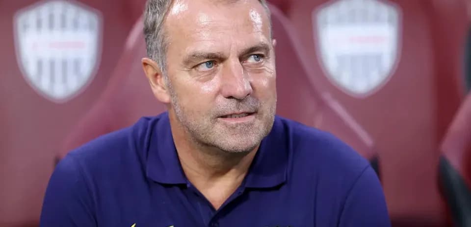 Entraîneur assis sur le banc de touche au stade