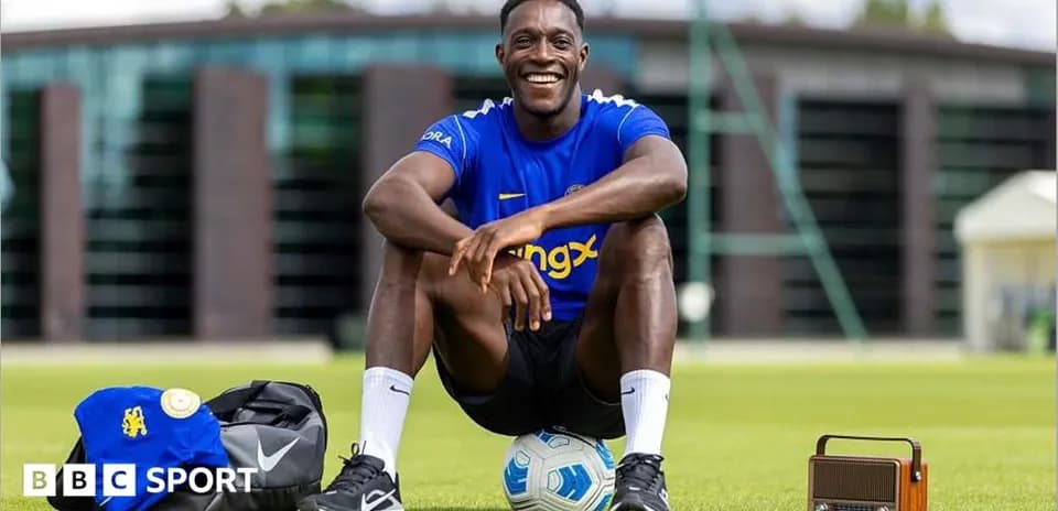 Joueur souriant assis sur le terrain d'entraînement