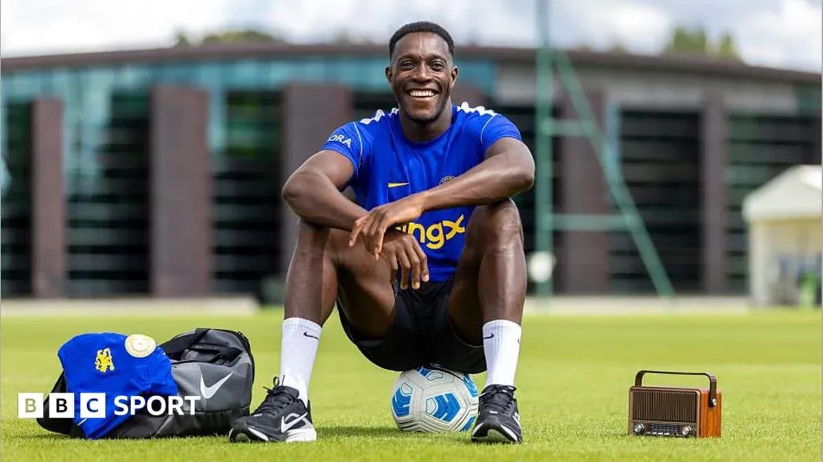 Joueur souriant assis sur le terrain d'entraînement