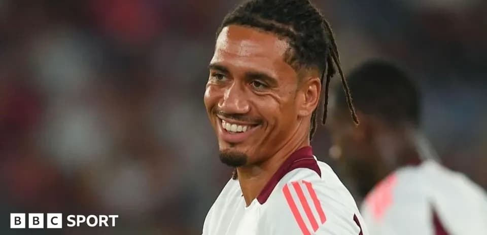 Joueur souriant en tenue de football sur le terrain