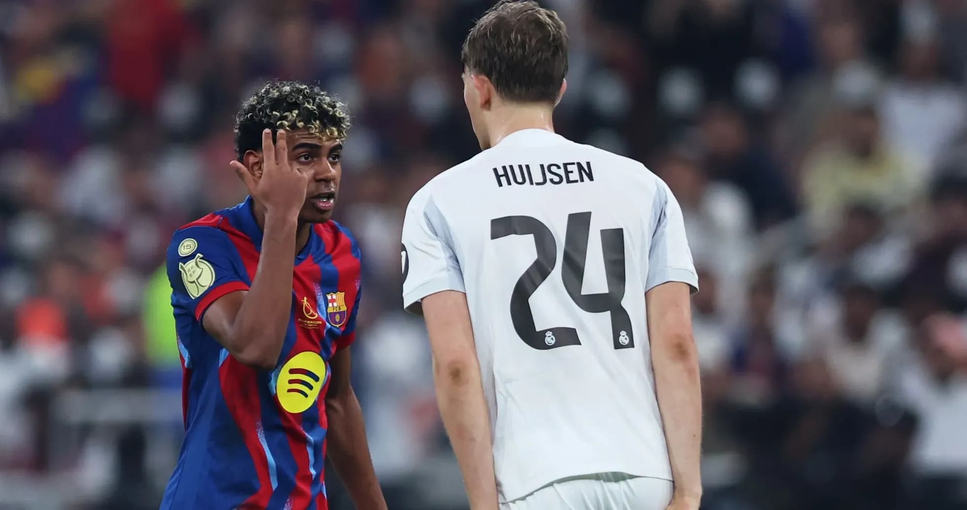Joueur de Barcelone face à Huijsen pendant un match