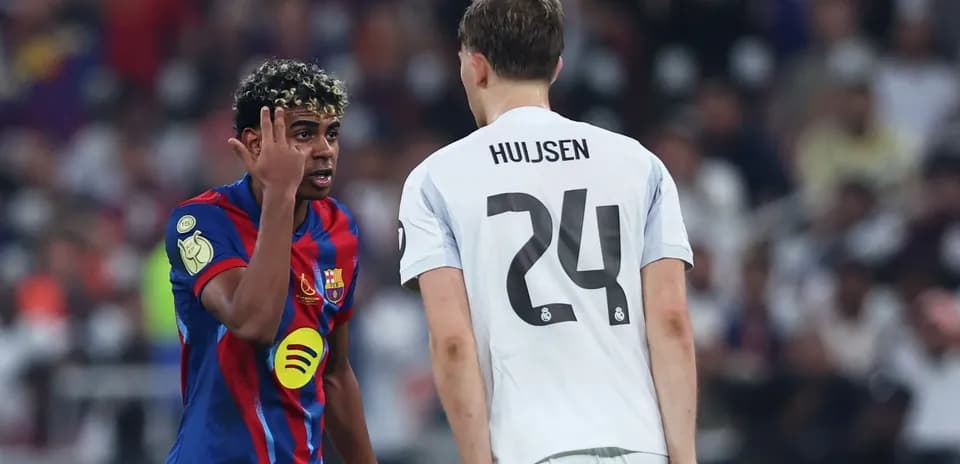 Joueur de Barcelone face à Huijsen pendant un match