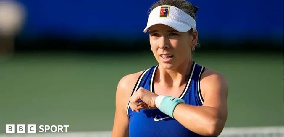 Joueuse de tennis s'exprimant sur le court