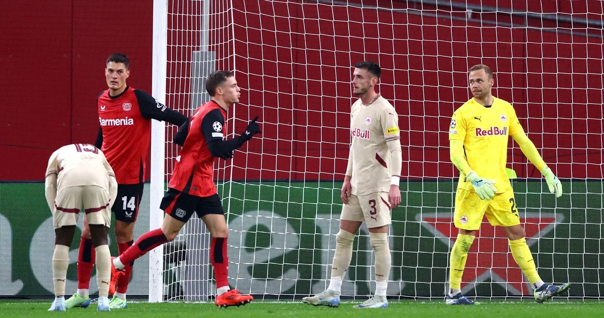 Joueurs de Bayer Leverkusen célébrant un but