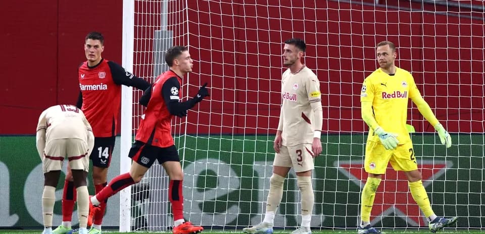 Joueurs de Bayer Leverkusen célébrant un but