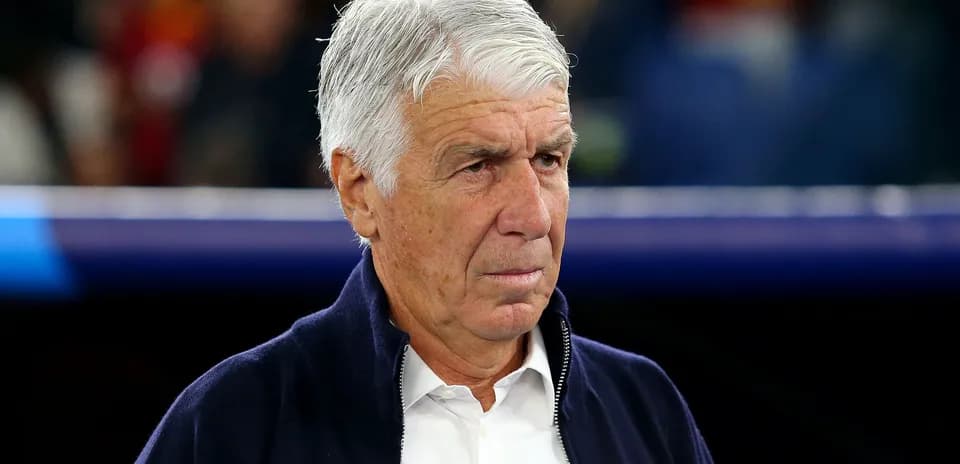 Entraîneur observant le match depuis la ligne de touche