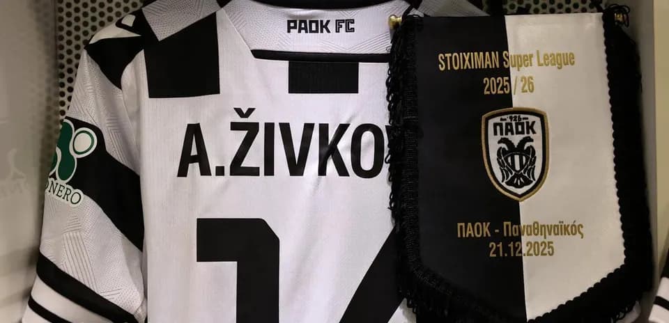Maillot de PAOK avec écharpe pour le match