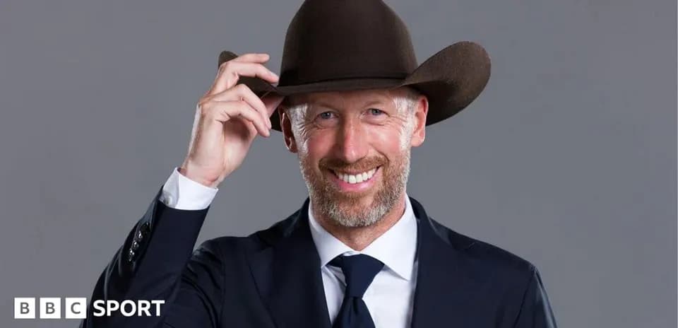 Homme en costume et chapeau souriant