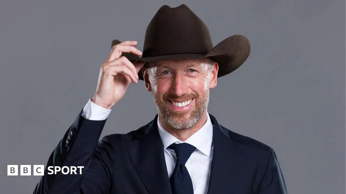 Homme en costume et chapeau souriant