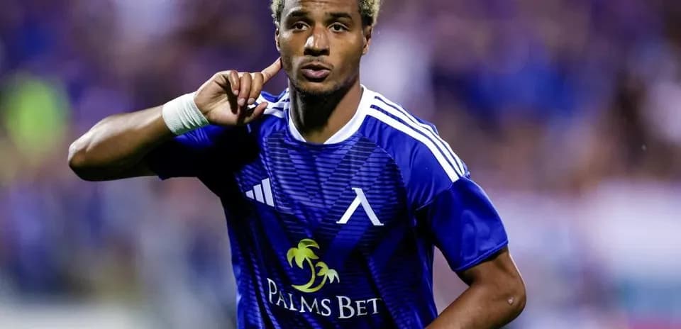 Joueur célébrant un but avec l'équipe de Slovan Bratislava