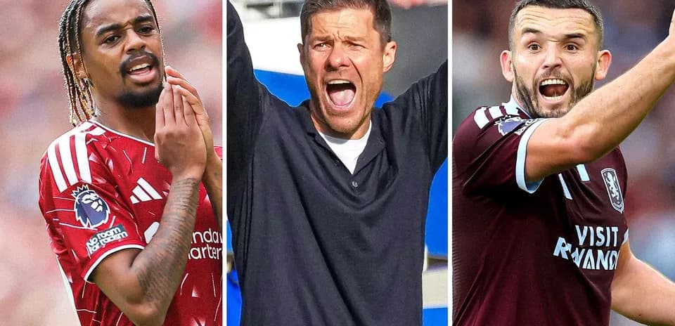 Trois joueurs et un entraîneur sur le terrain de football