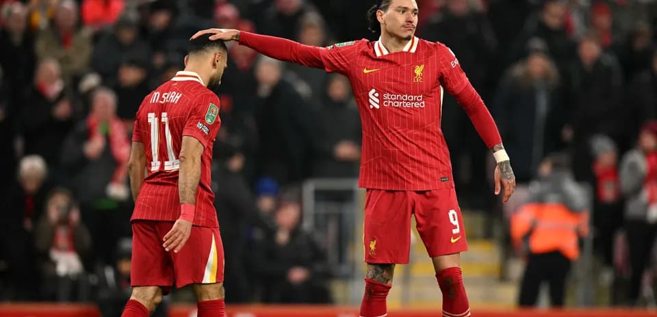 Joueurs de Liverpool se réconfortant sur le terrain