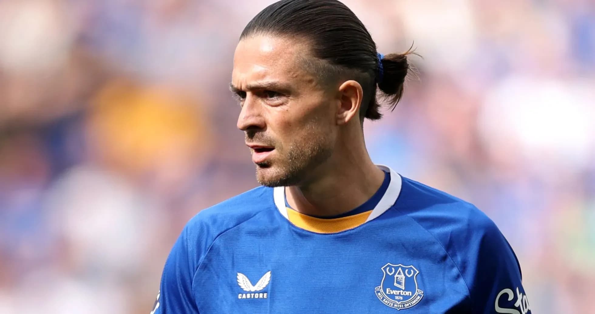 Joueur d'Everton en maillot bleu sur le terrain