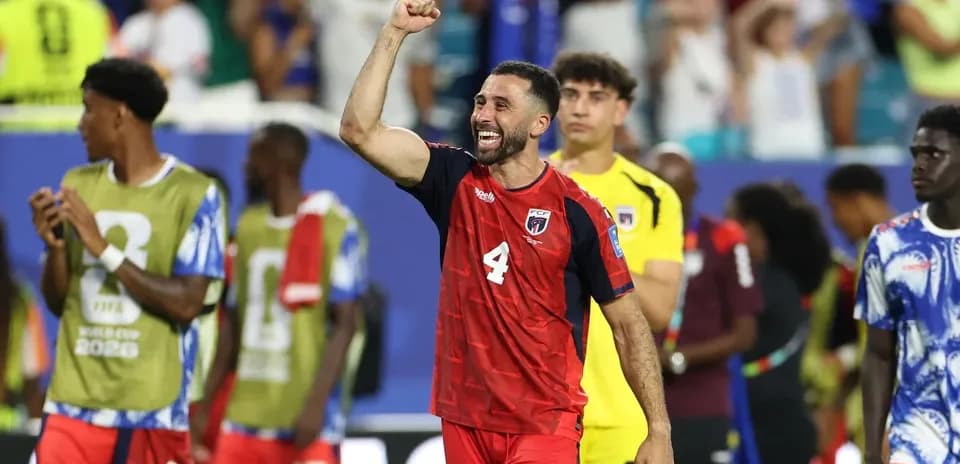 Joueur célébrant une victoire après un match de football