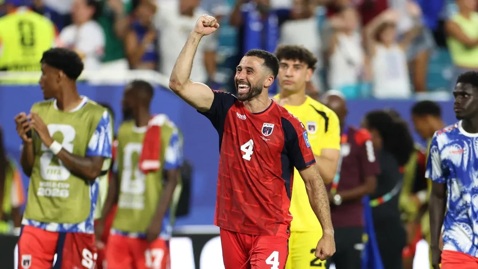 Joueur célébrant une victoire après un match de football