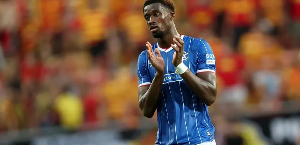Joueur de Rangers applaudissant après le match