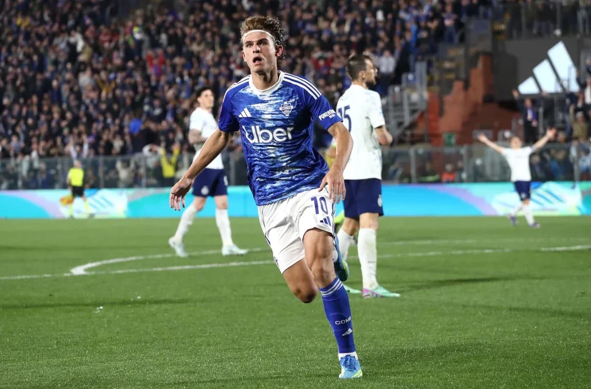 Joueur de Como célébrant un but