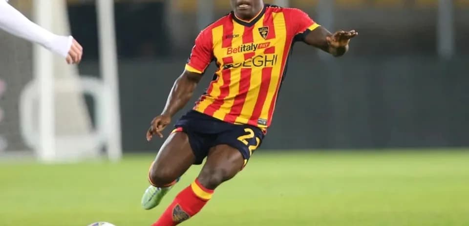 Joueur en action avec le maillot de Lecce