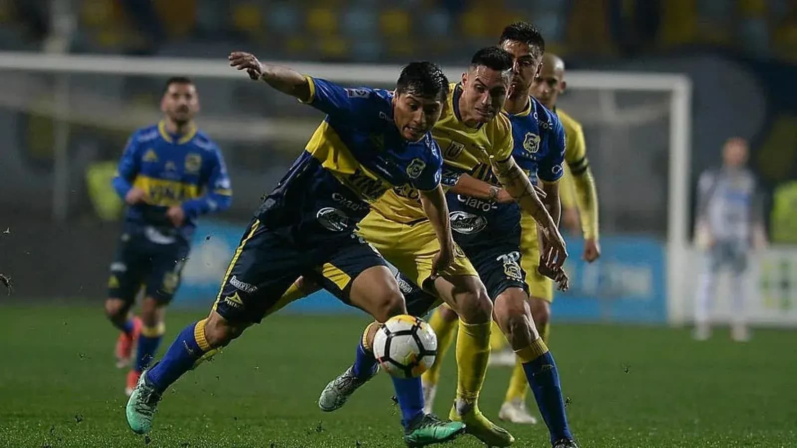 Joueurs d'Everton de Vina en action sur le terrain