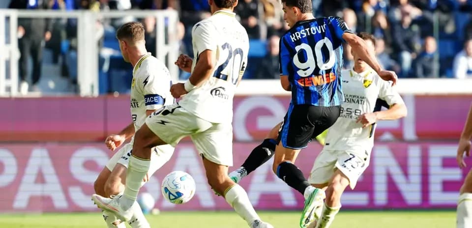 Joueurs d'Atalanta et Frosinone en action