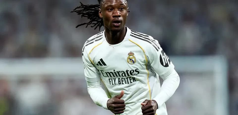 Joueur de Real Madrid courant sur le terrain