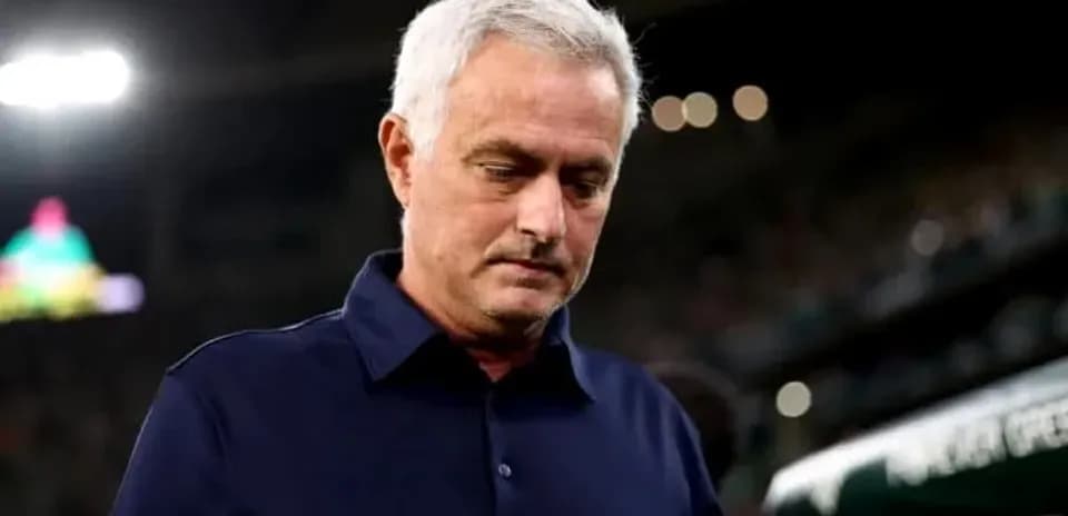 Entraîneur quittant le terrain après le match