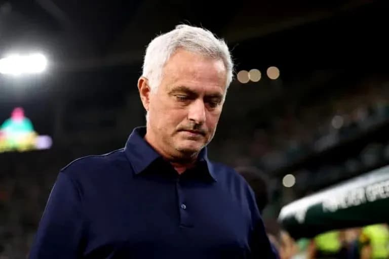 Entraîneur quittant le terrain après le match