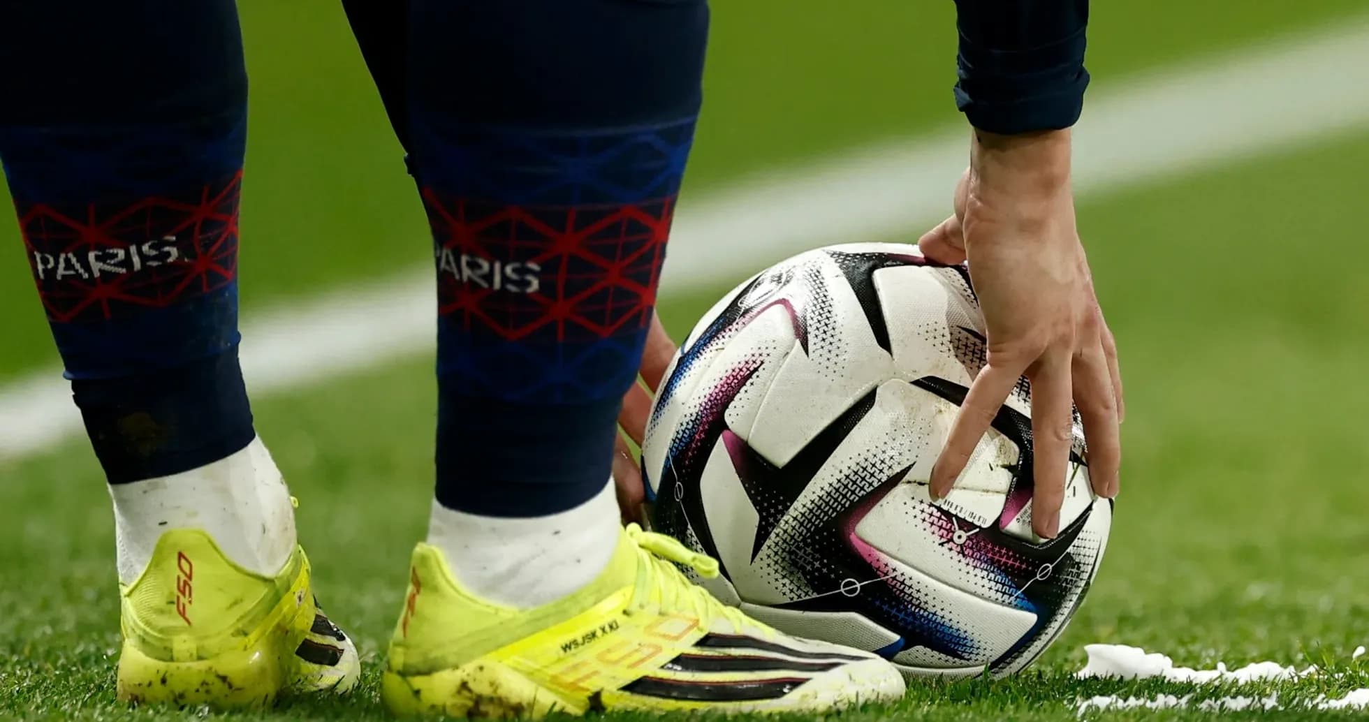 Joueur préparant le ballon sur le terrain