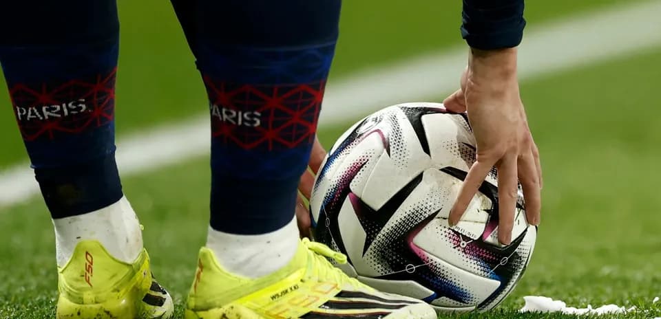 Joueur préparant le ballon sur le terrain
