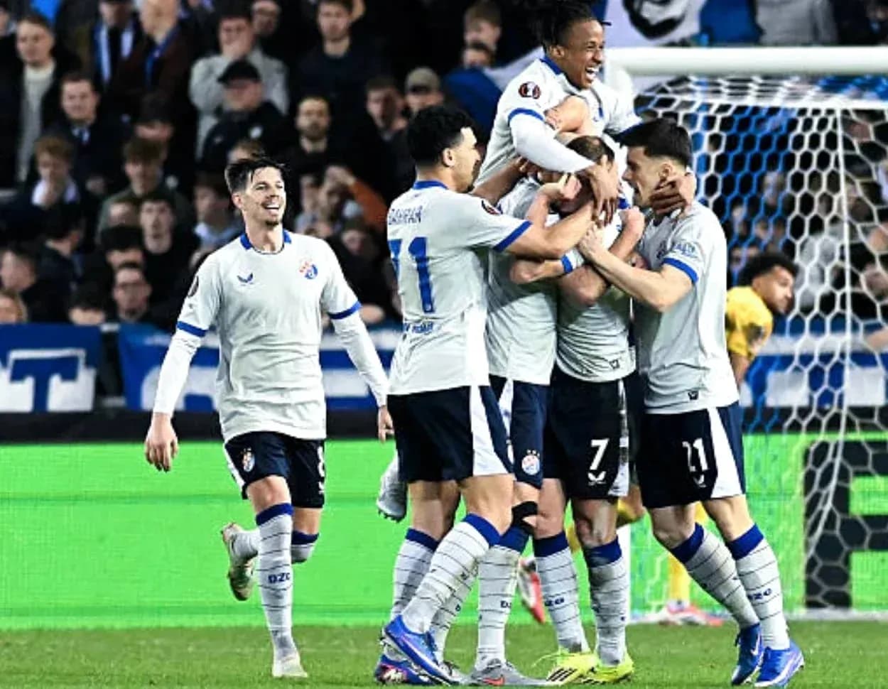 Joueurs de Dinamo Zagreb célèbrent un but