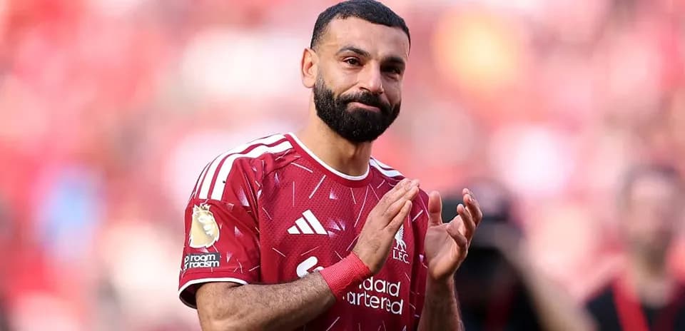 Joueur de Liverpool applaudissant les supporters après le match