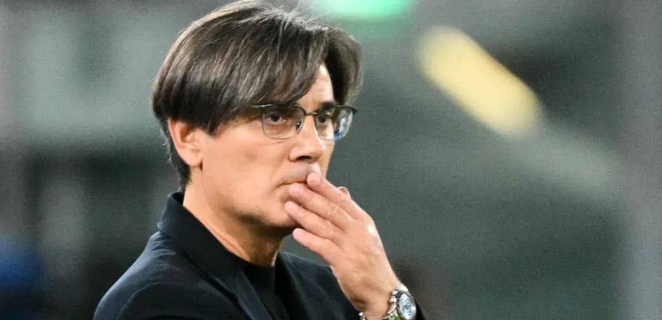 Entraîneur observant le match avec une main sur la bouche