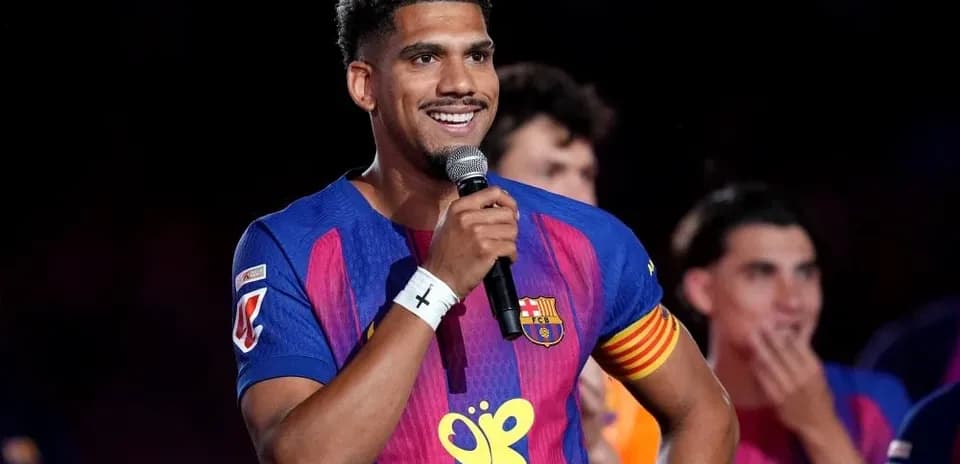 Joueur de Barcelone parlant avec un microphone