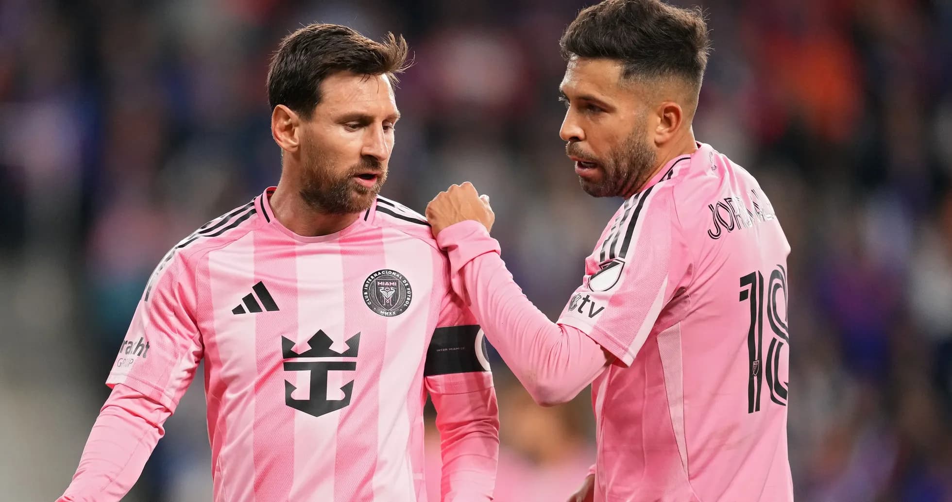 Messi et un coéquipier discutant sur le terrain