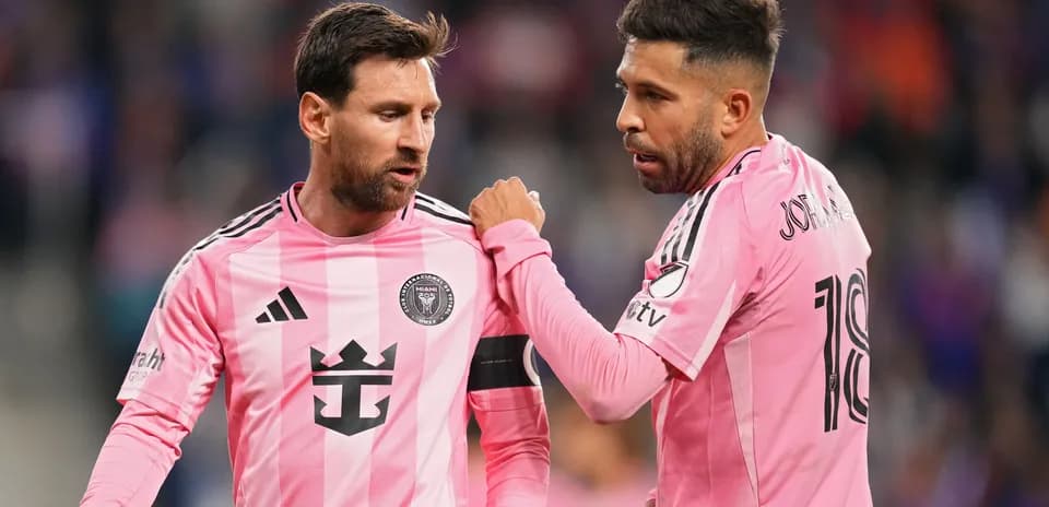 Messi et un coéquipier discutant sur le terrain