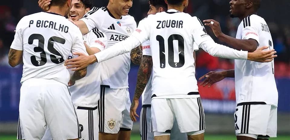 Joueurs de Qarabag célébrant un but
