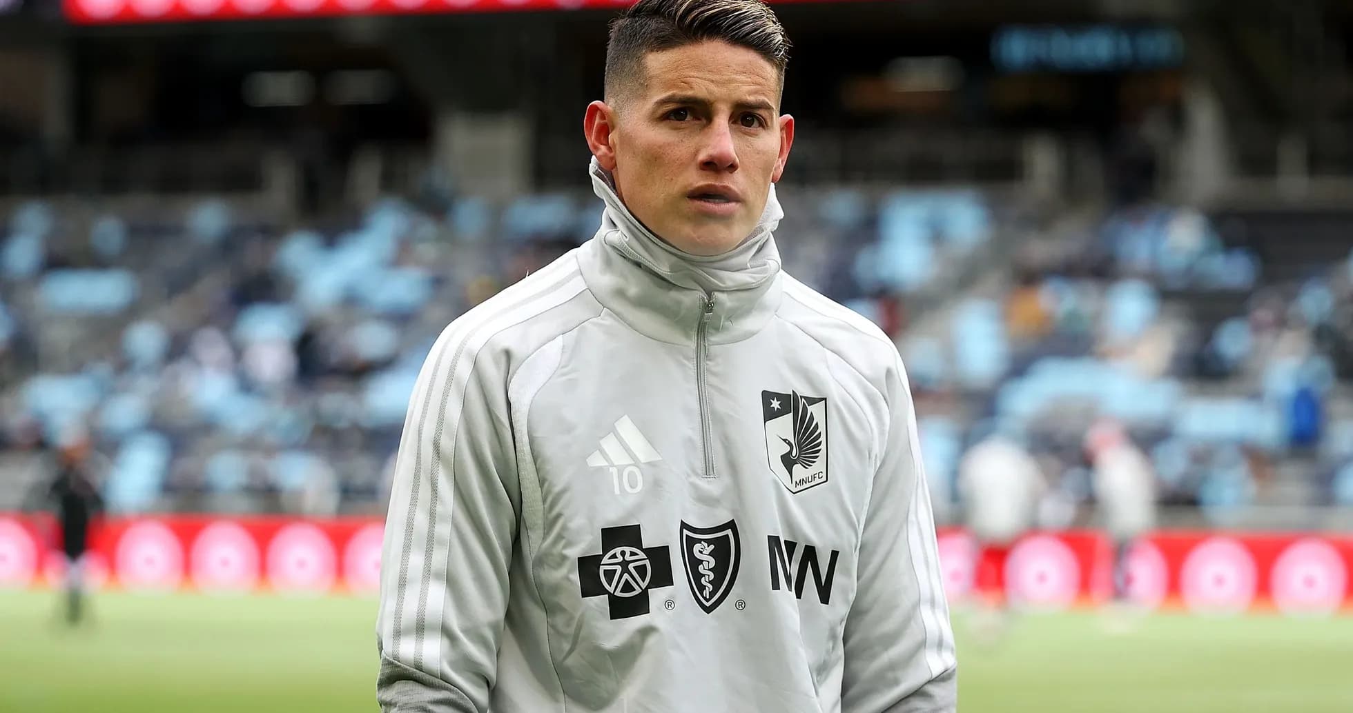 Joueur en survêtement sur le terrain avant le match