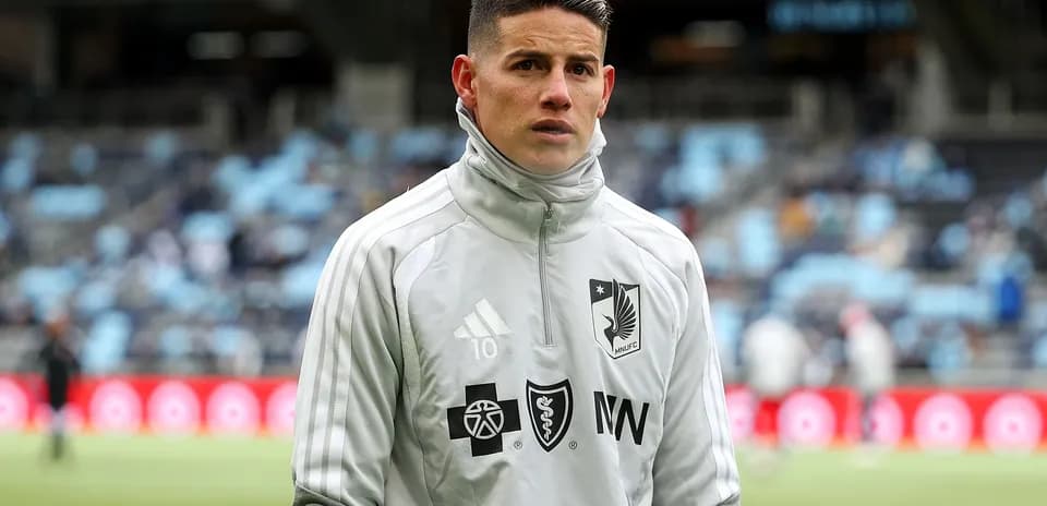 Joueur en survêtement sur le terrain avant le match