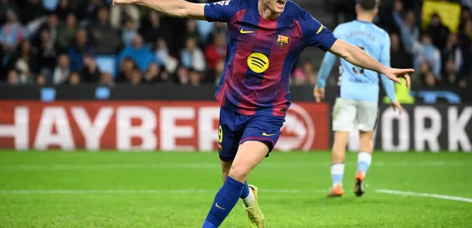 Robert Lewandowski célébrant un but pour Barcelone