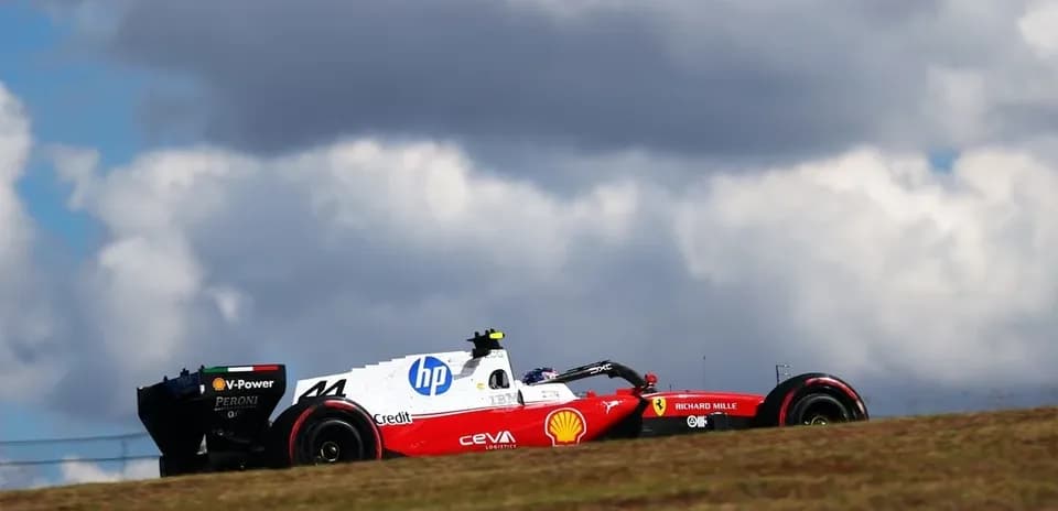 Voiture de Formule 1 sur une piste en herbe