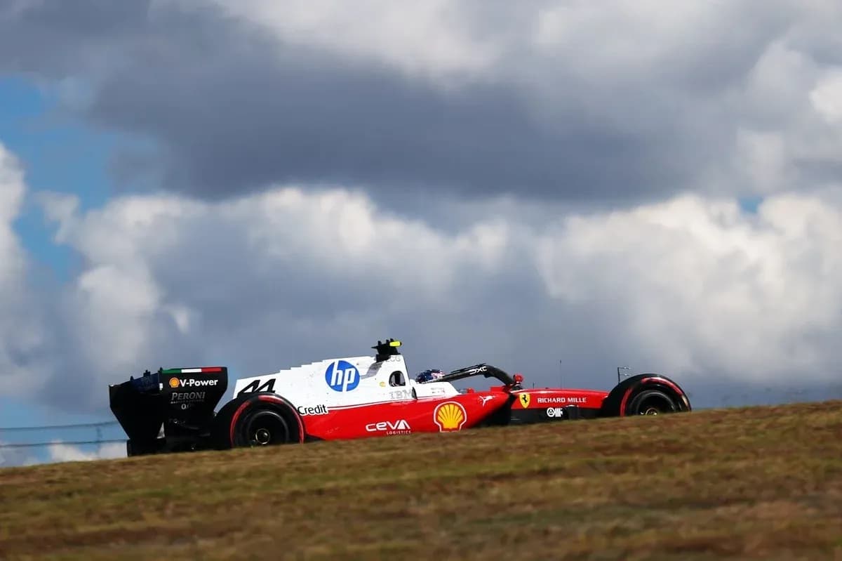Voiture de Formule 1 sur une piste en herbe