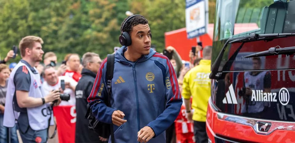 Joueur du Bayern Munich arrivant au bus d'équipe