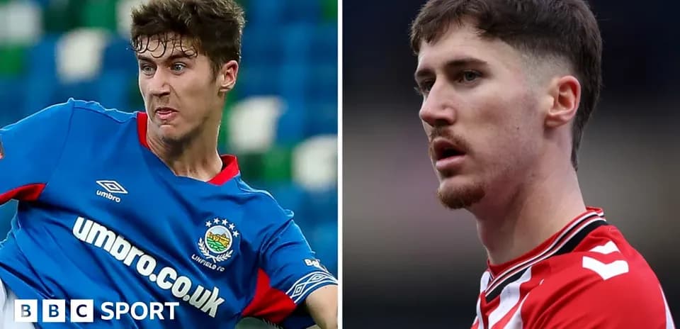 Deux joueurs en action sur le terrain de football