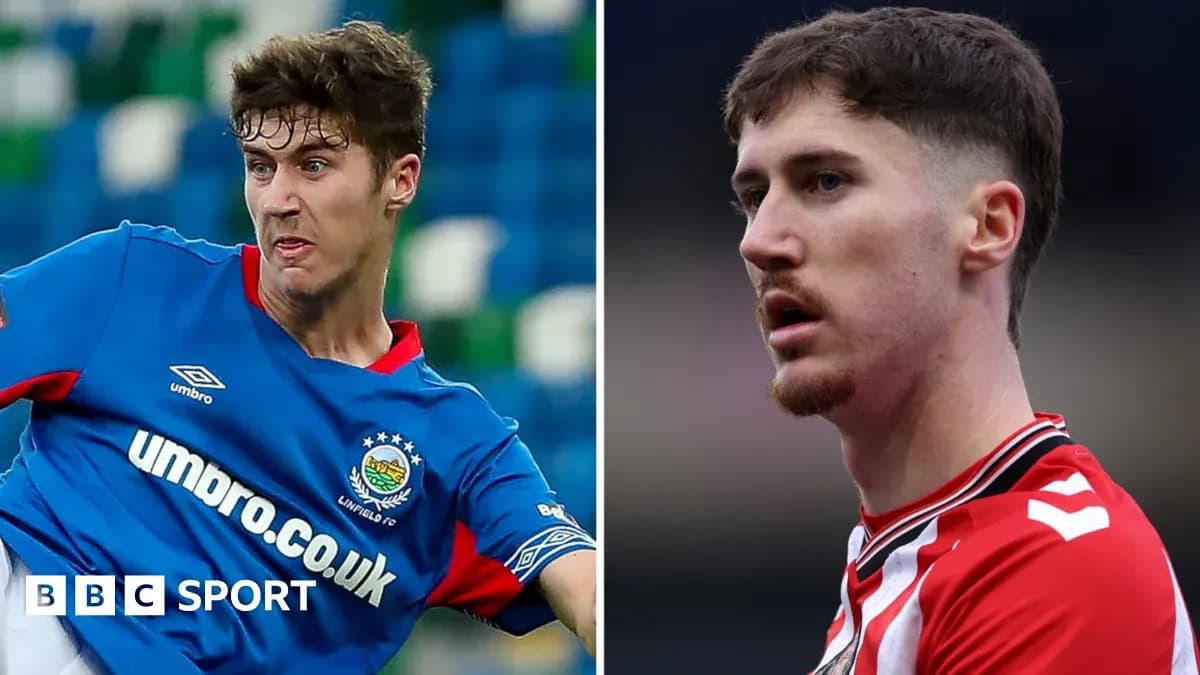 Deux joueurs en action sur le terrain de football