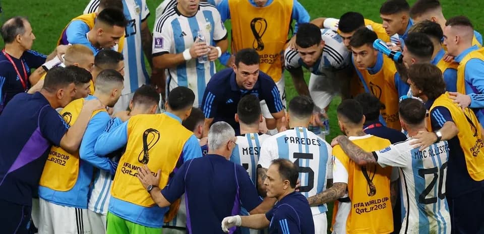 Équipe argentine en huddle pendant la pause du match